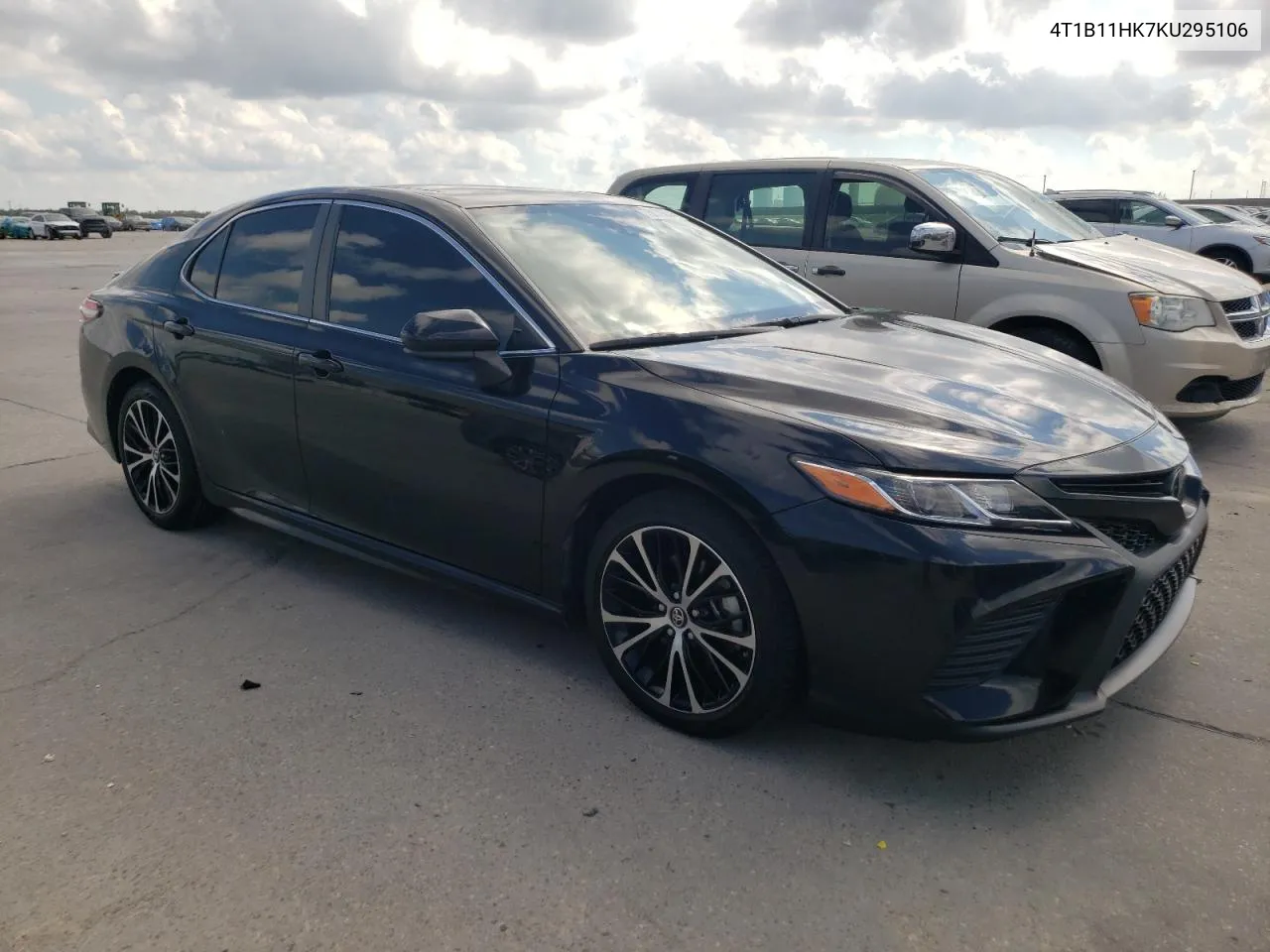 2019 Toyota Camry L VIN: 4T1B11HK7KU295106 Lot: 73109224