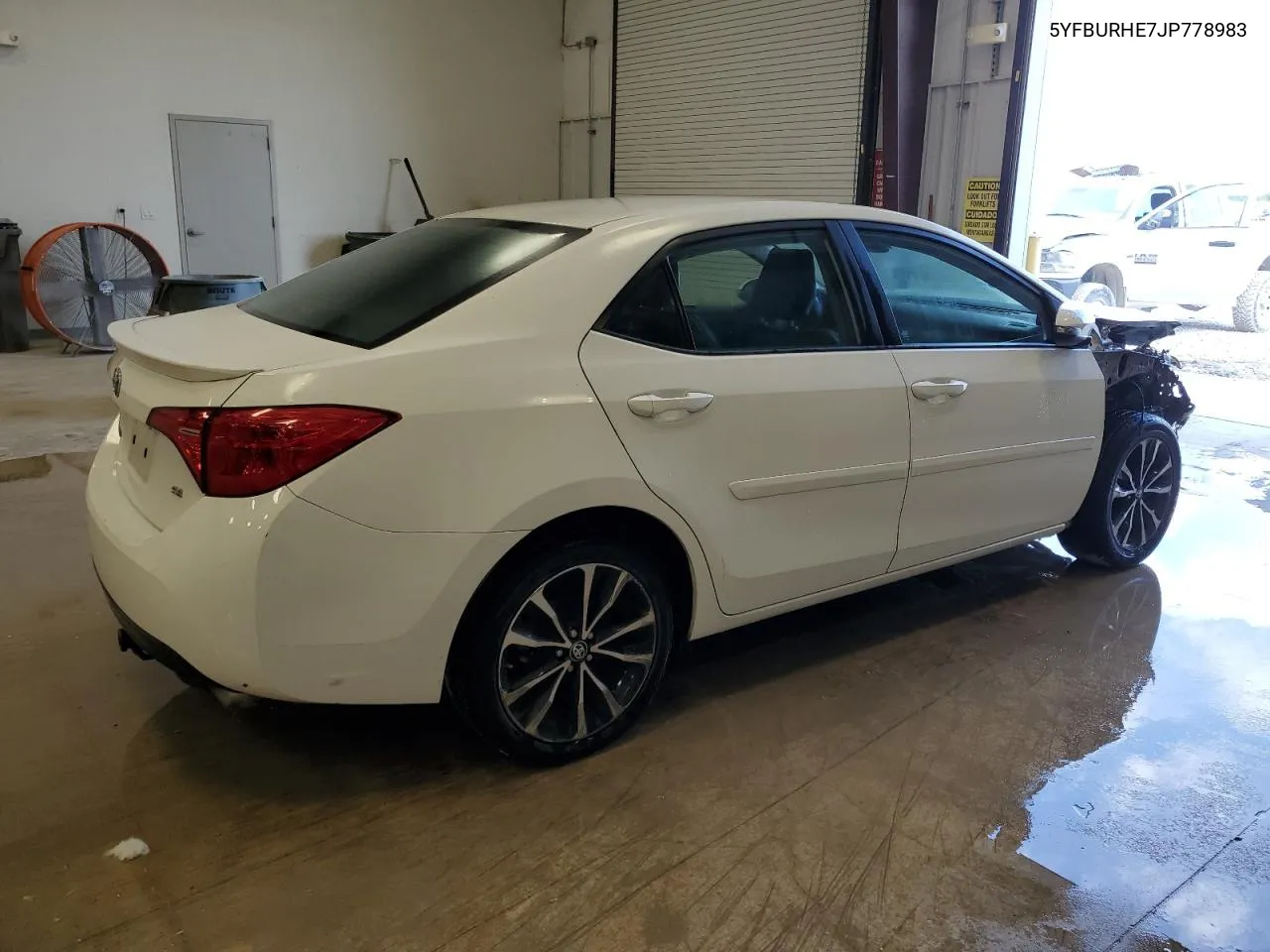 2018 Toyota Corolla L VIN: 5YFBURHE7JP778983 Lot: 73005574