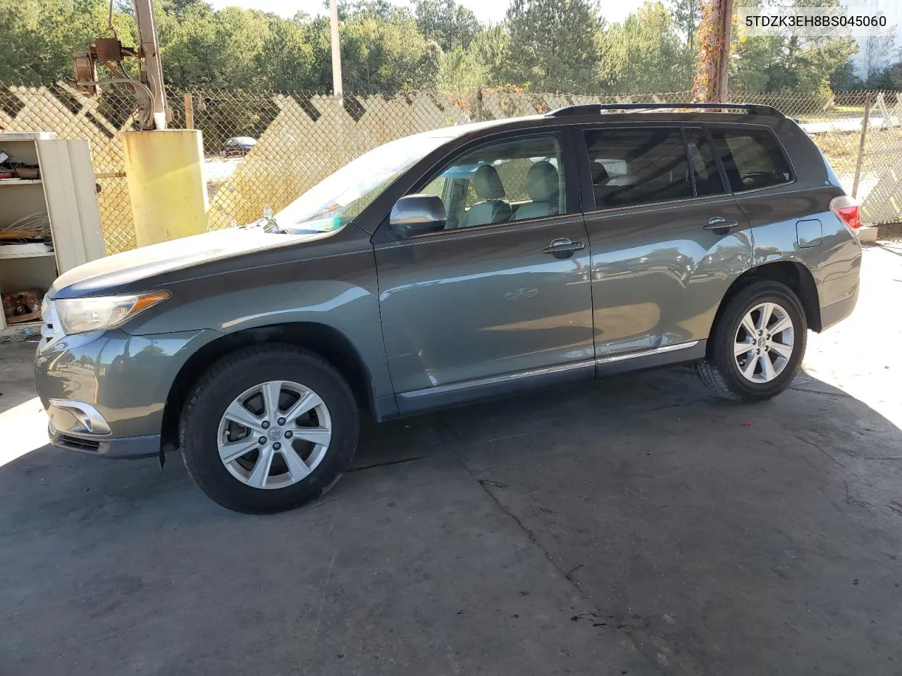 2011 Toyota Highlander Base VIN: 5TDZK3EH8BS045060 Lot: 75438054