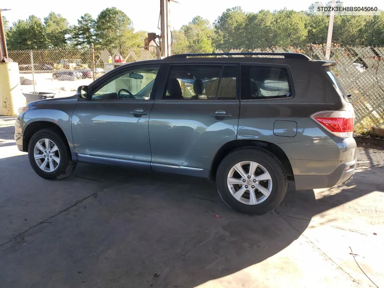 2011 Toyota Highlander Base VIN: 5TDZK3EH8BS045060 Lot: 75438054