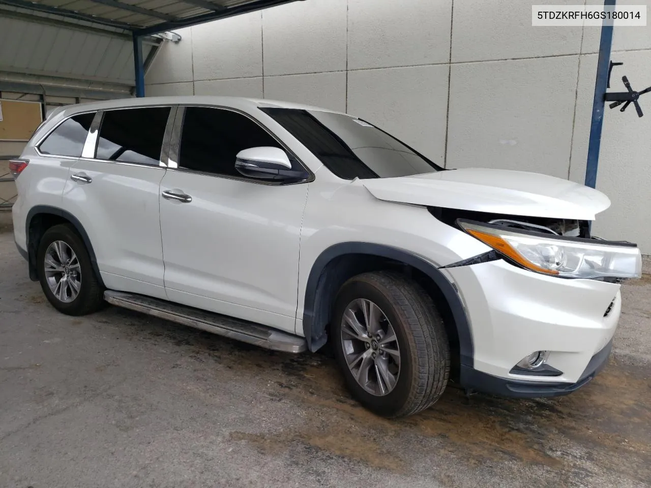 5TDZKRFH6GS180014 2016 Toyota Highlander Le