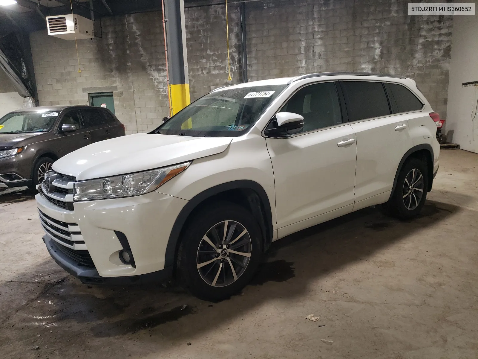 5TDJZRFH4HS360652 2017 Toyota Highlander Se