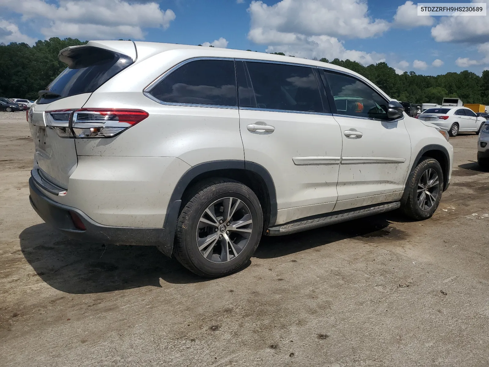 5TDZZRFH9HS230689 2017 Toyota Highlander Le