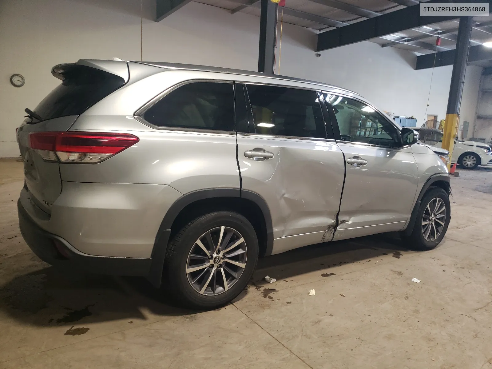 5TDJZRFH3HS364868 2017 Toyota Highlander Se