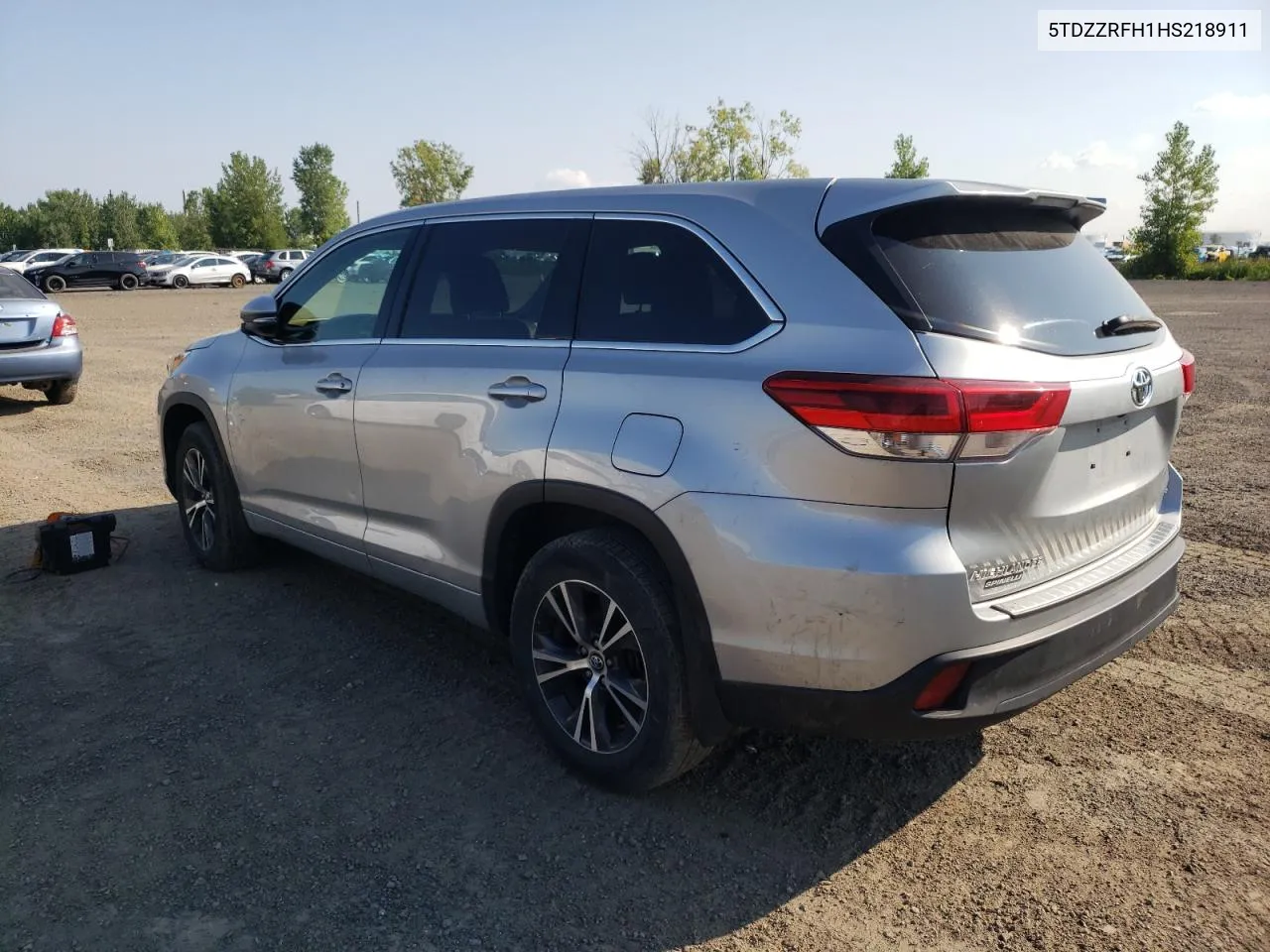 5TDZZRFH1HS218911 2017 Toyota Highlander Le