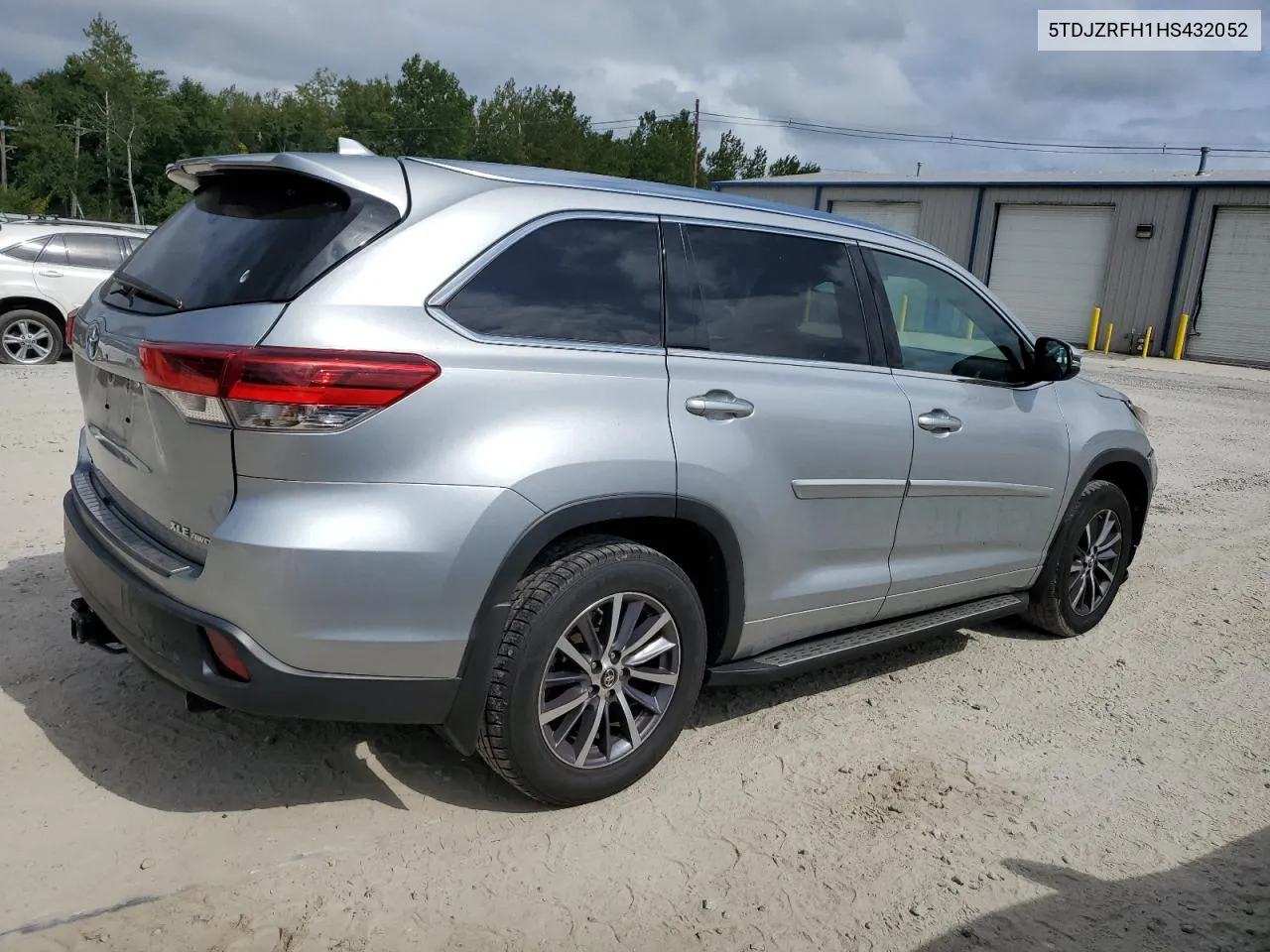 5TDJZRFH1HS432052 2017 Toyota Highlander Se