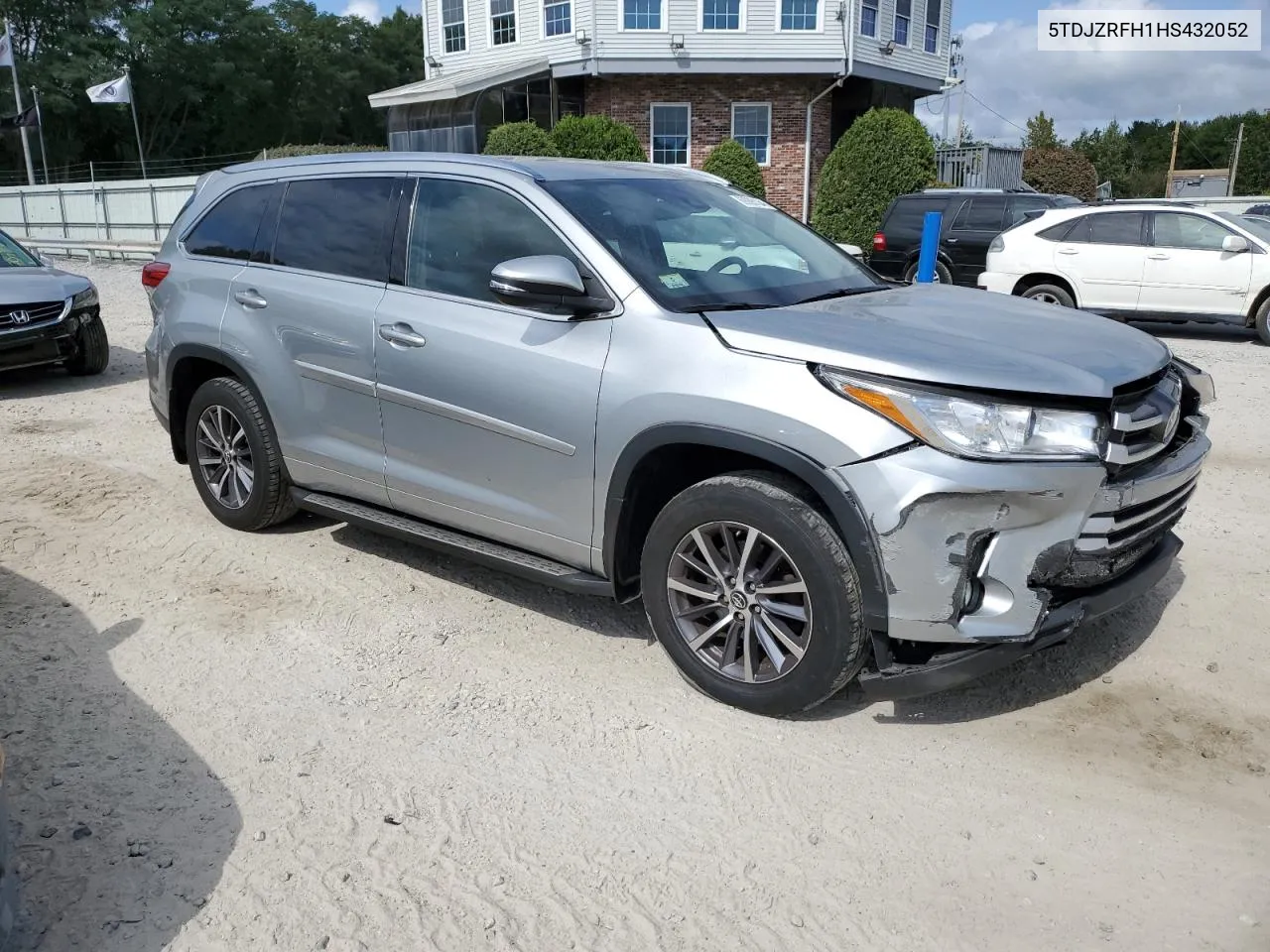 5TDJZRFH1HS432052 2017 Toyota Highlander Se