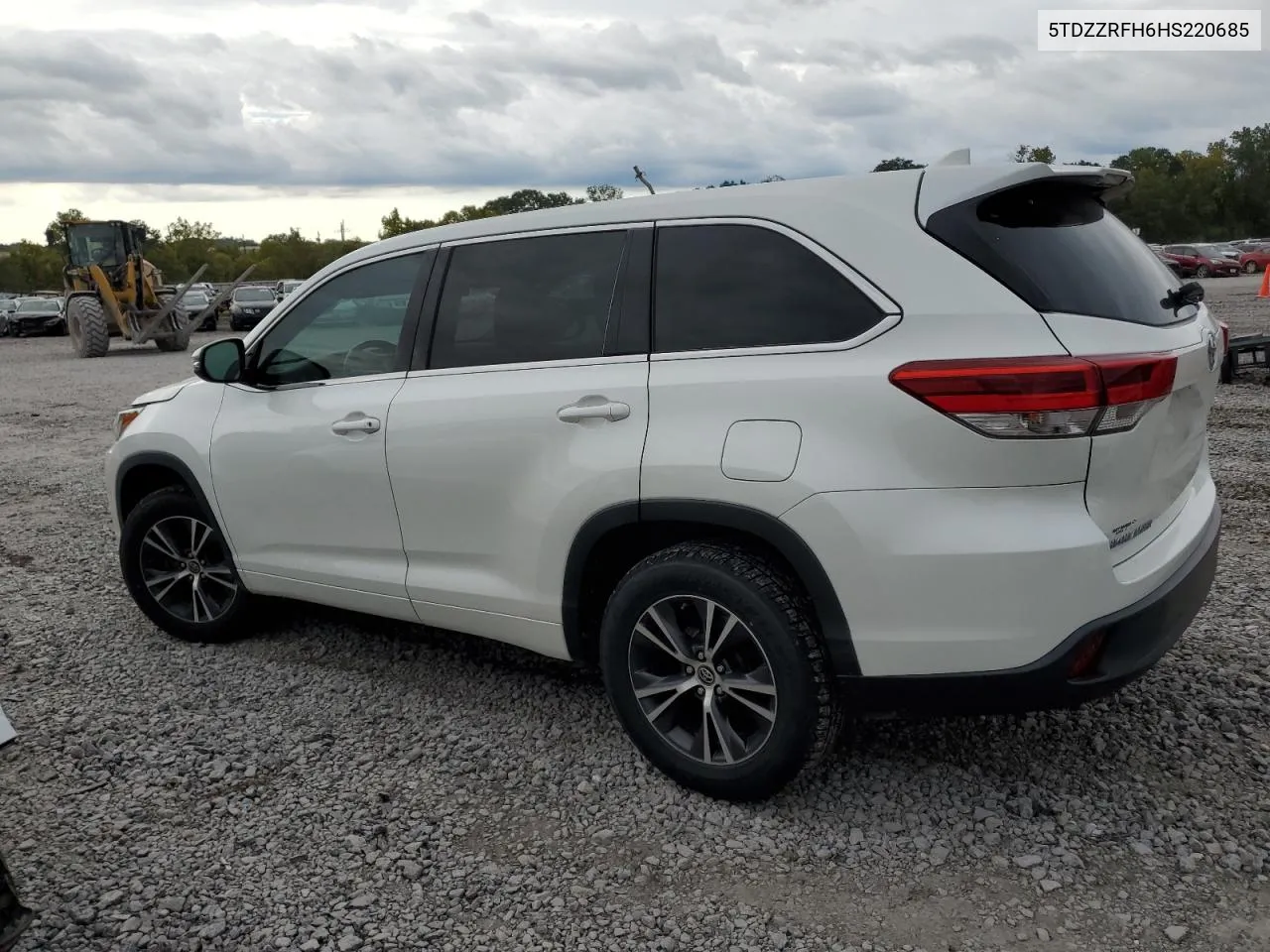 5TDZZRFH6HS220685 2017 Toyota Highlander Le