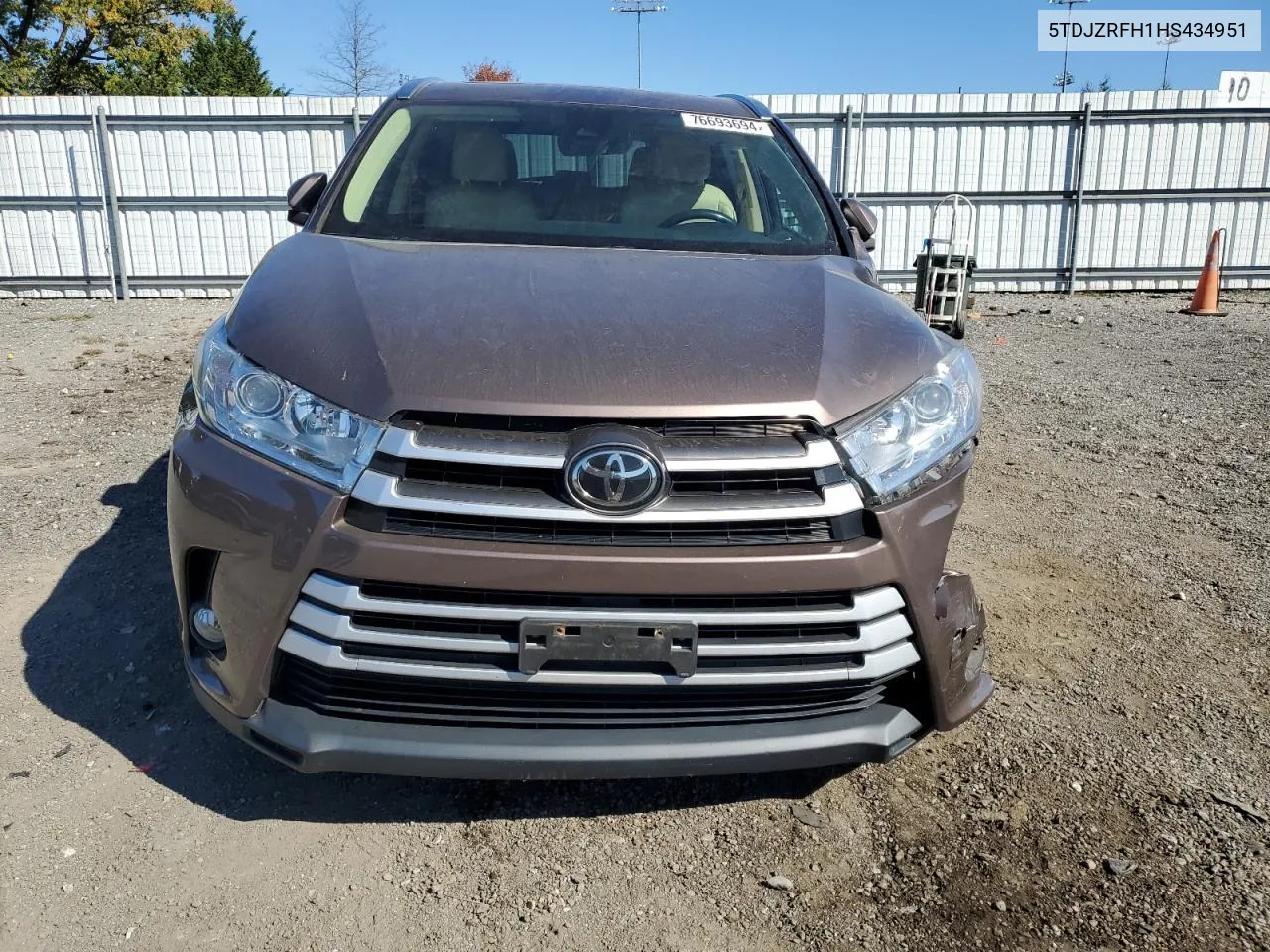 5TDJZRFH1HS434951 2017 Toyota Highlander Se