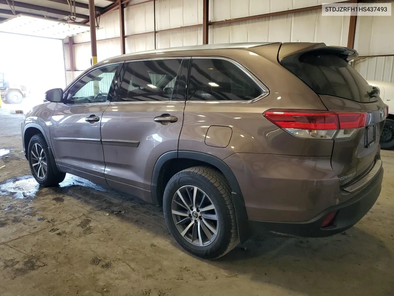 5TDJZRFH1HS437493 2017 Toyota Highlander Se