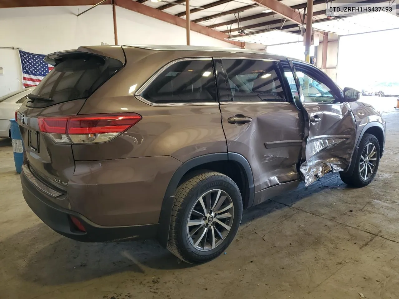 5TDJZRFH1HS437493 2017 Toyota Highlander Se