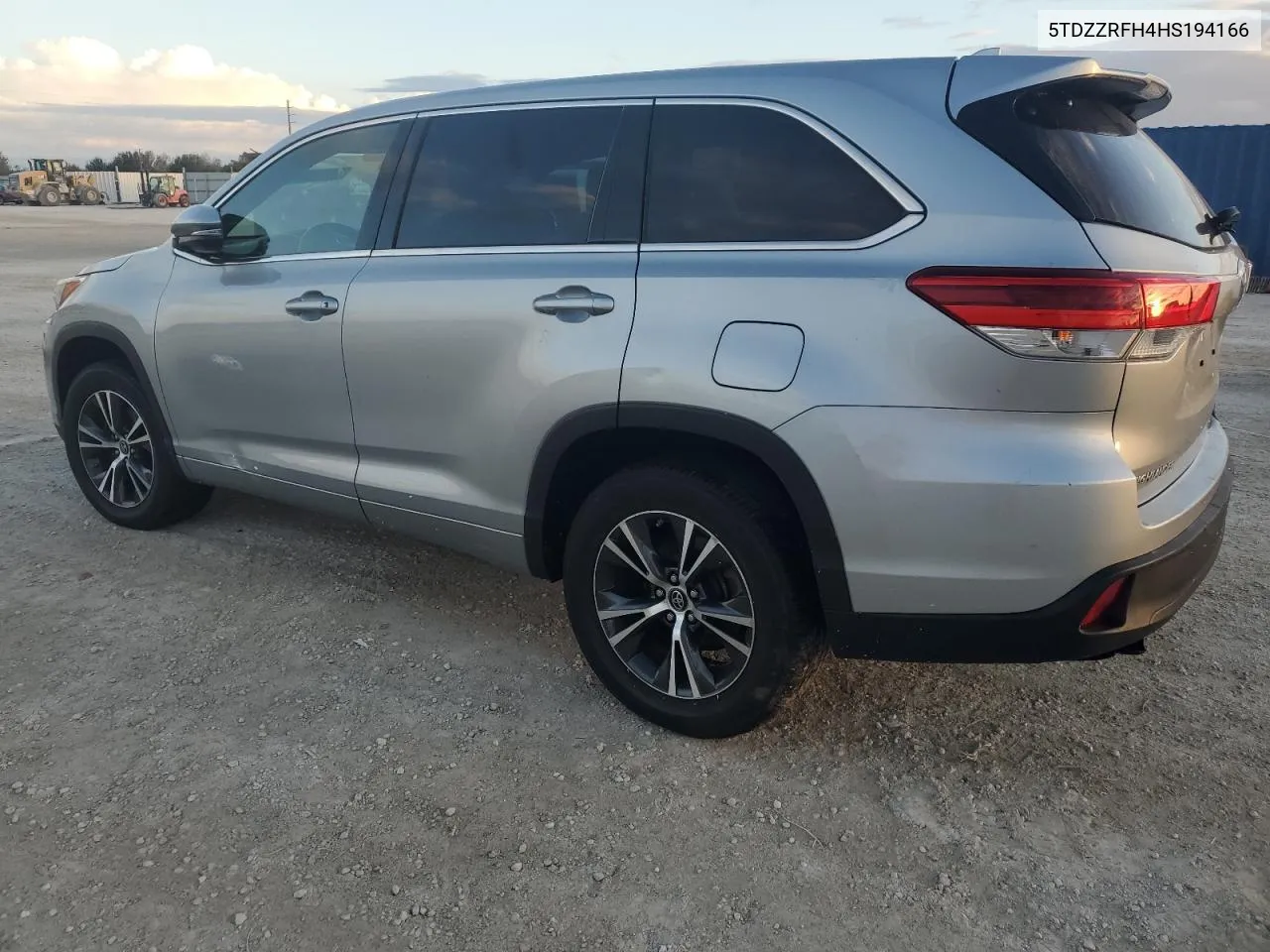 5TDZZRFH4HS194166 2017 Toyota Highlander Le