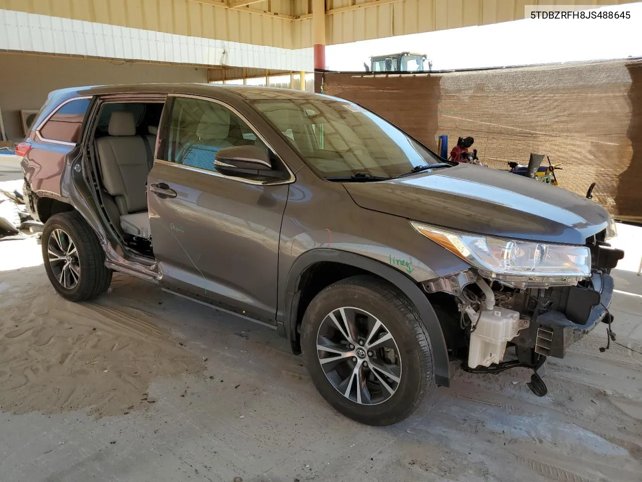 2018 Toyota Highlander Le VIN: 5TDBZRFH8JS488645 Lot: 61269744