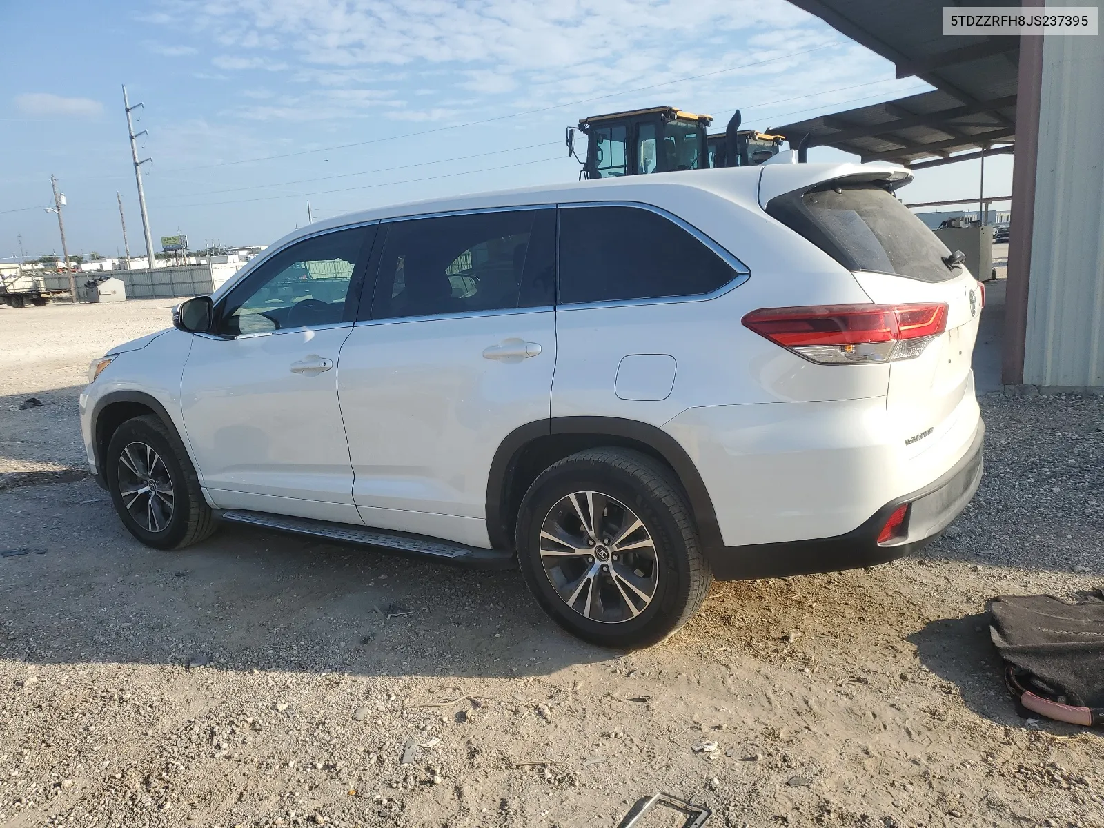 5TDZZRFH8JS237395 2018 Toyota Highlander Le