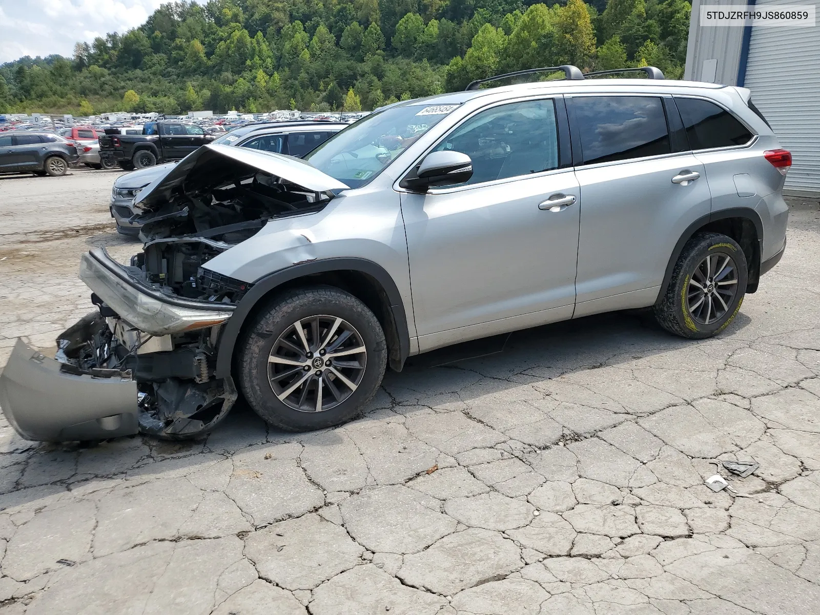 5TDJZRFH9JS860859 2018 Toyota Highlander Se