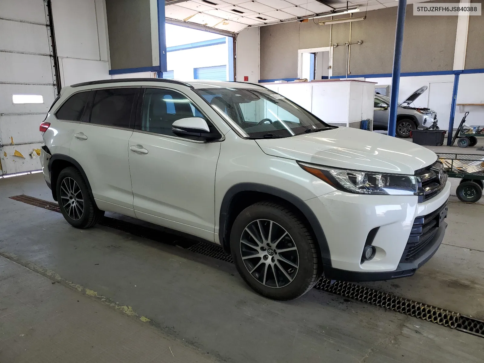 5TDJZRFH6JS840388 2018 Toyota Highlander Se