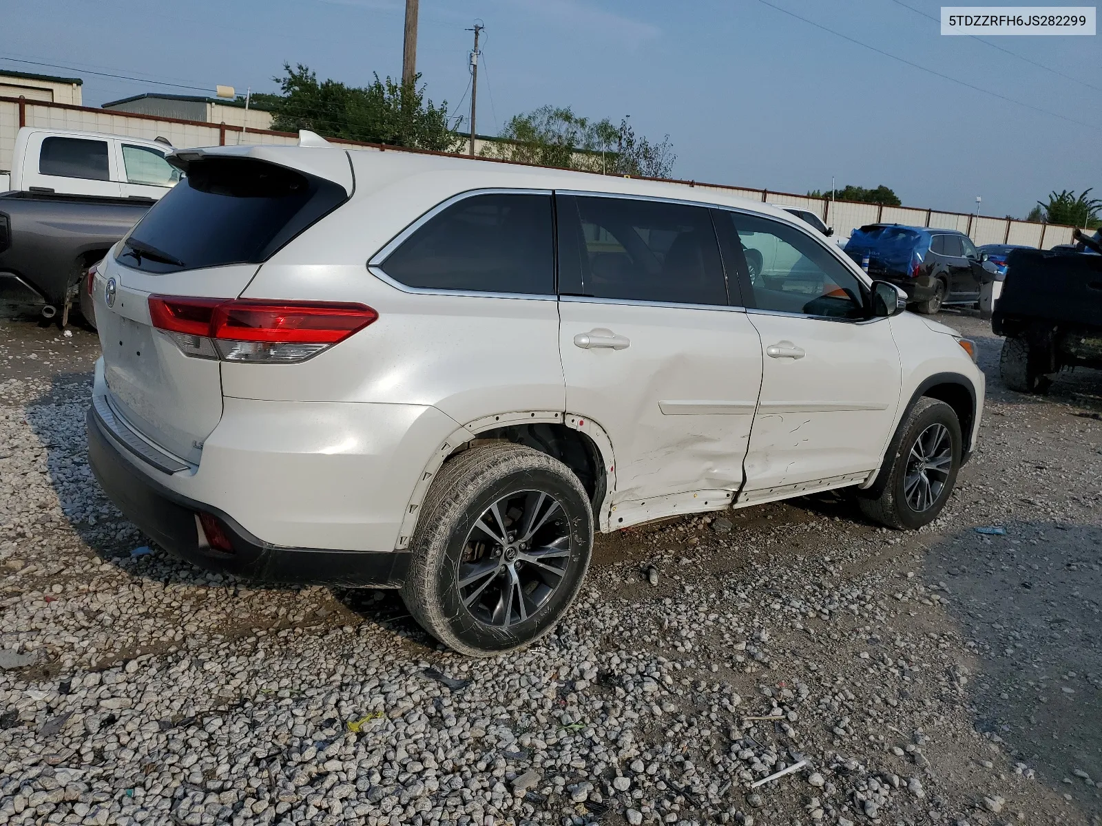 5TDZZRFH6JS282299 2018 Toyota Highlander Le