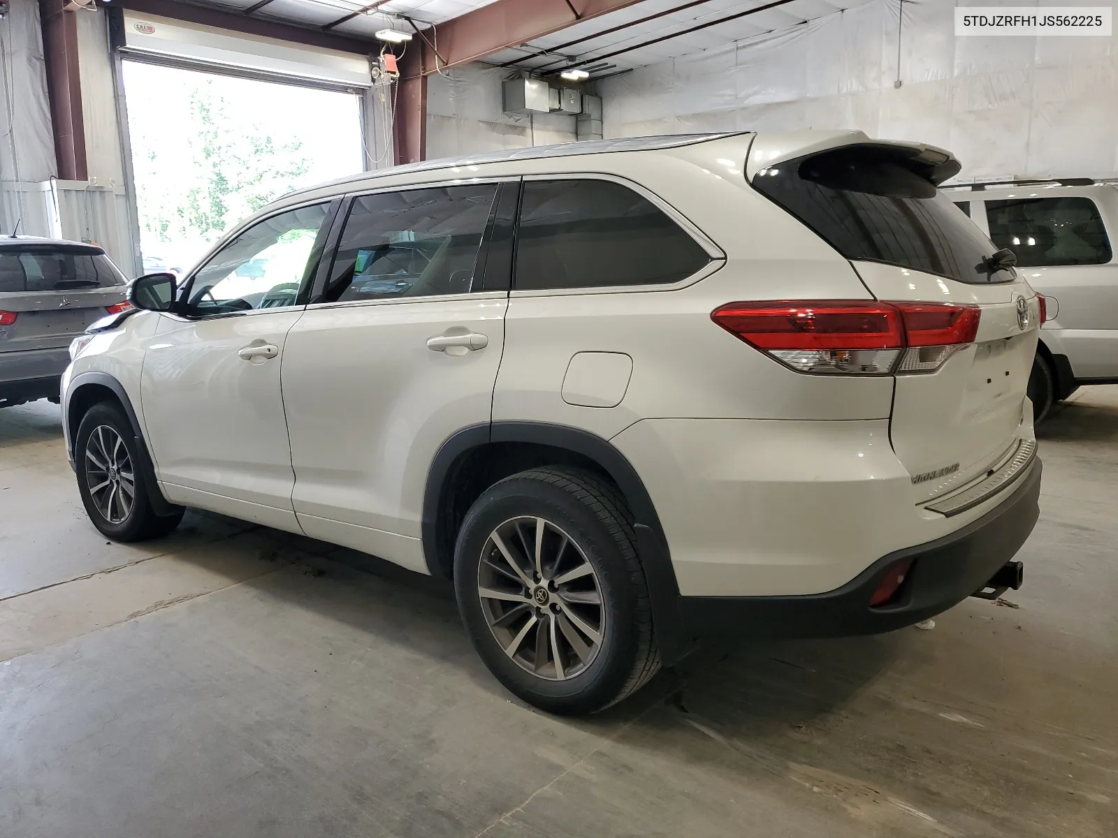 5TDJZRFH1JS562225 2018 Toyota Highlander Se