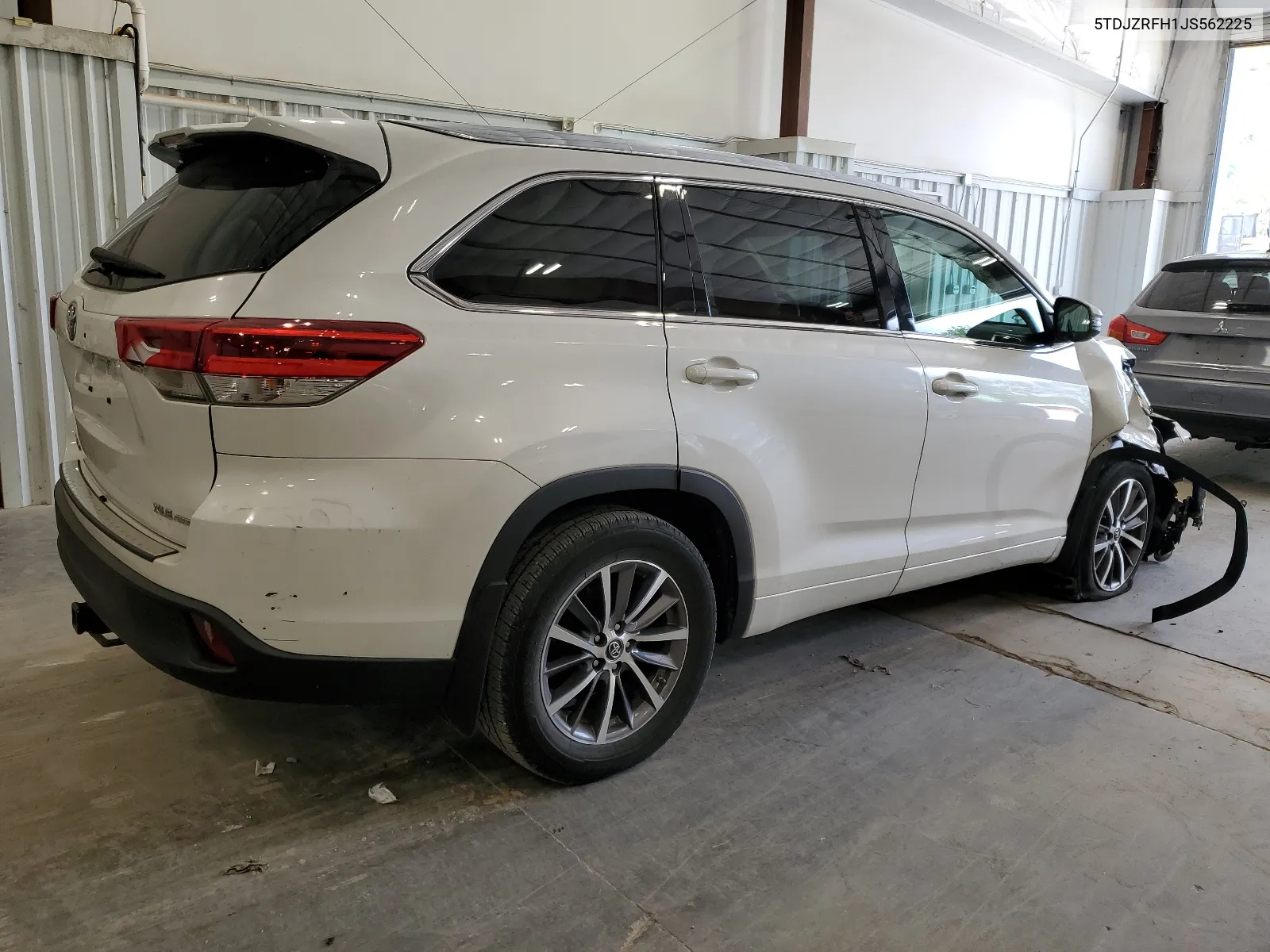 5TDJZRFH1JS562225 2018 Toyota Highlander Se