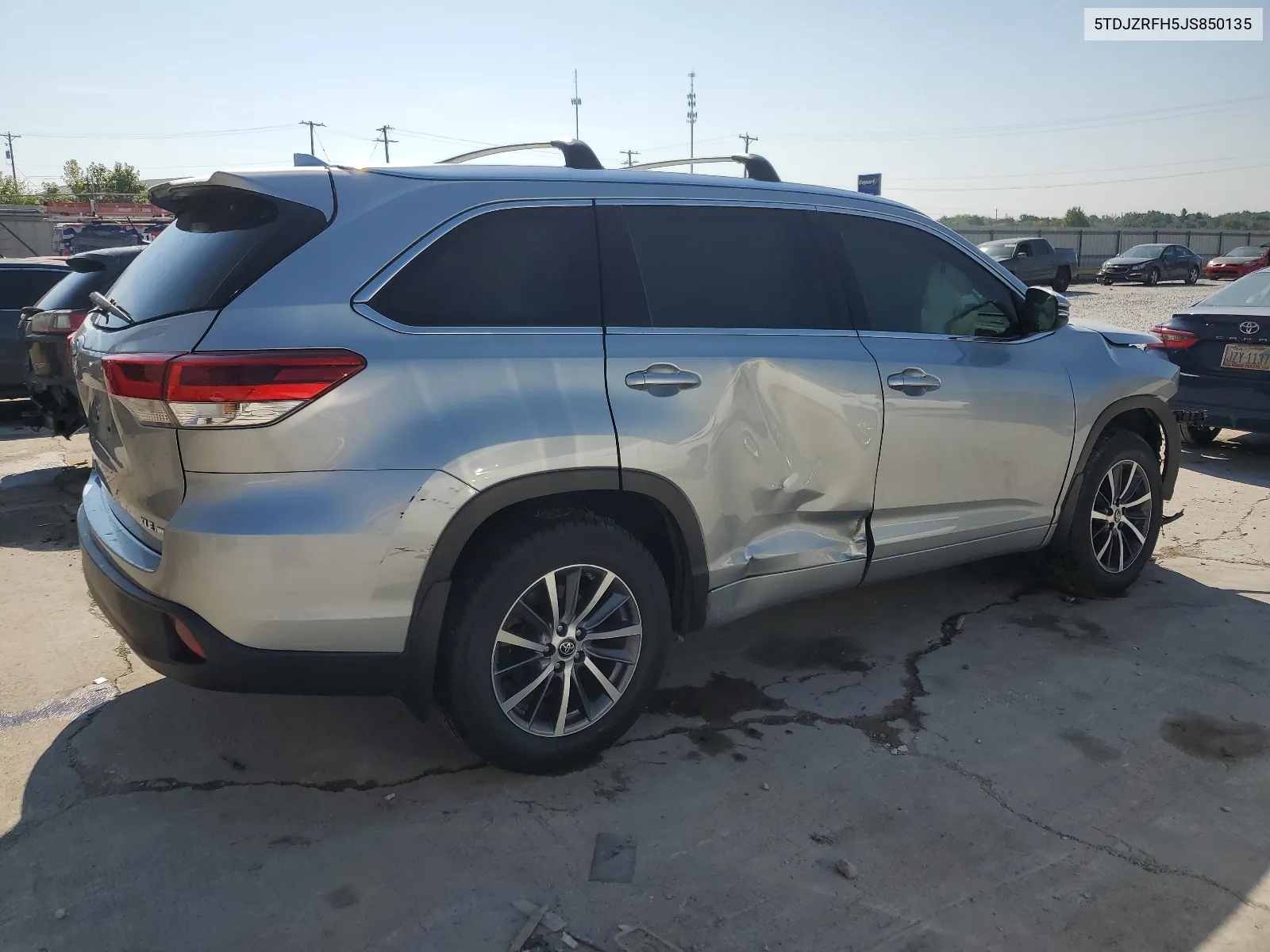 5TDJZRFH5JS850135 2018 Toyota Highlander Se