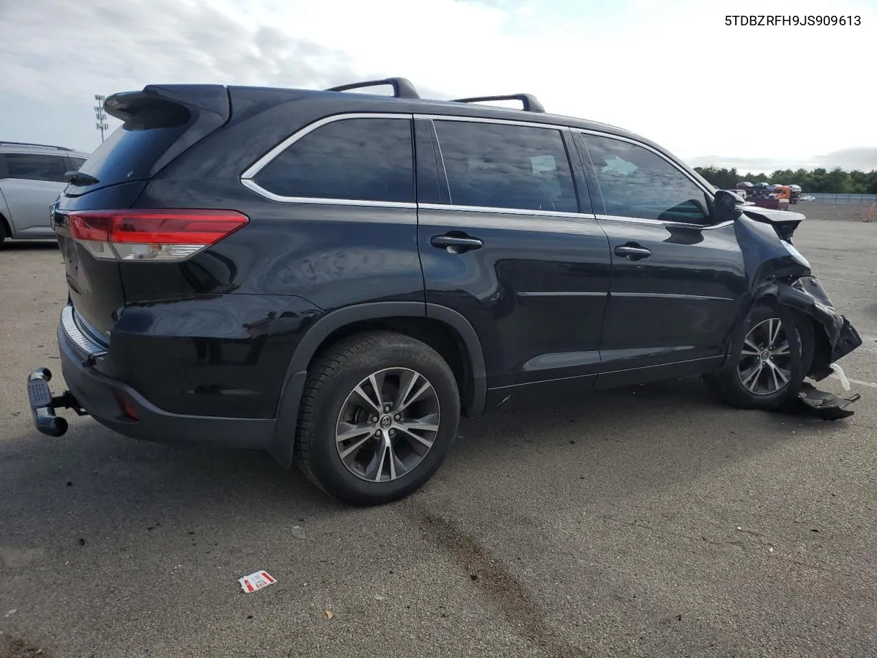 5TDBZRFH9JS909613 2018 Toyota Highlander Le