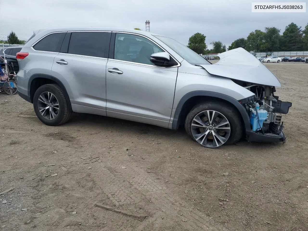 5TDZARFH5JS038263 2018 Toyota Highlander Le