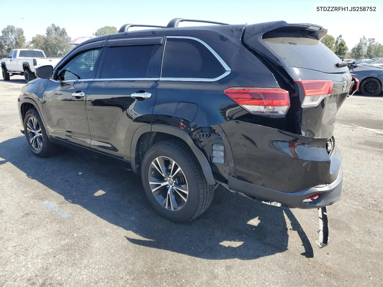 2018 Toyota Highlander Le VIN: 5TDZZRFH1JS258752 Lot: 72823174