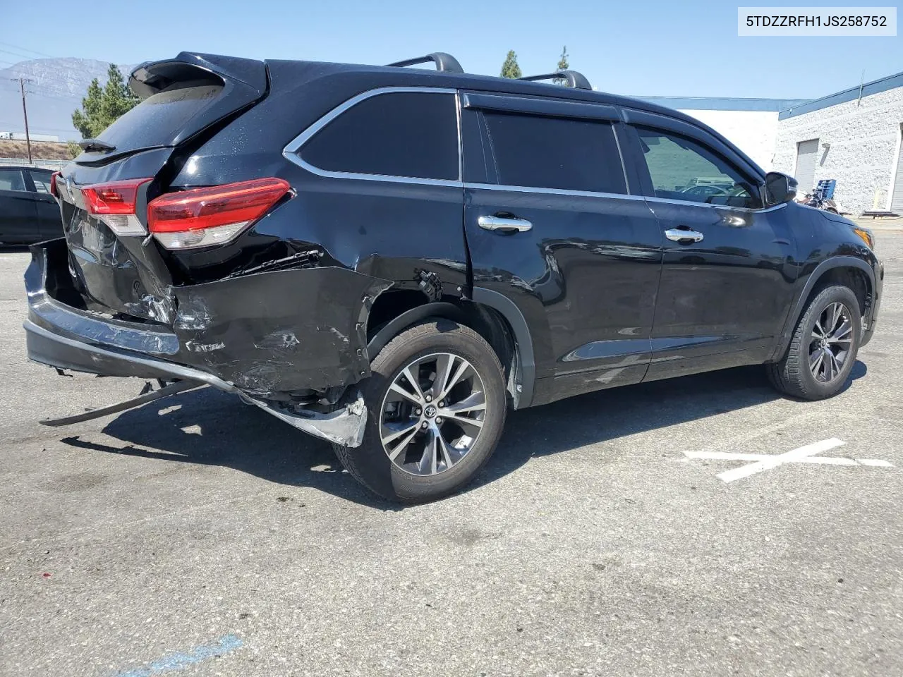 5TDZZRFH1JS258752 2018 Toyota Highlander Le