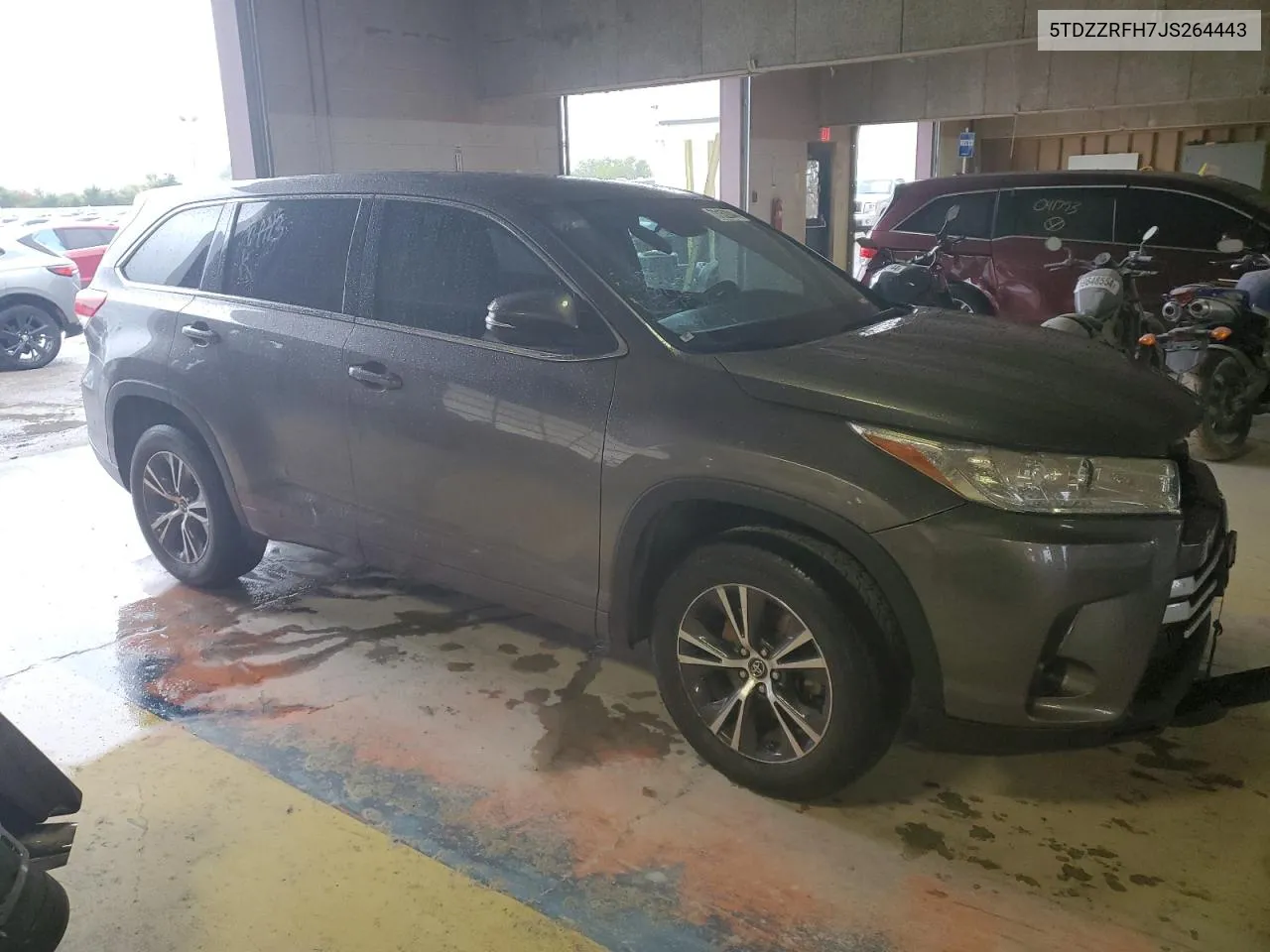 5TDZZRFH7JS264443 2018 Toyota Highlander Le