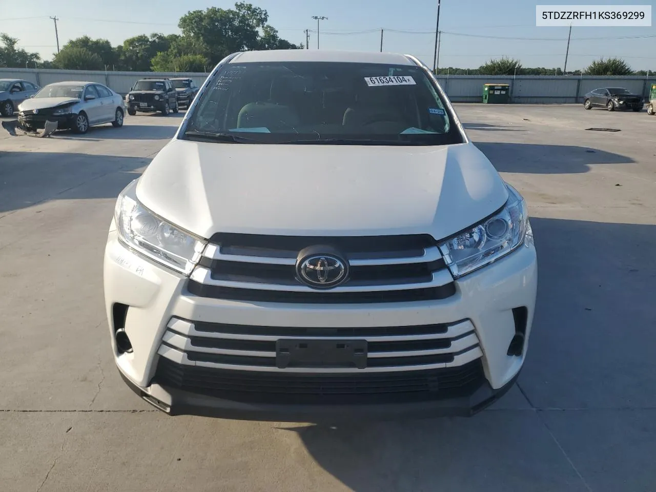 5TDZZRFH1KS369299 2019 Toyota Highlander Le