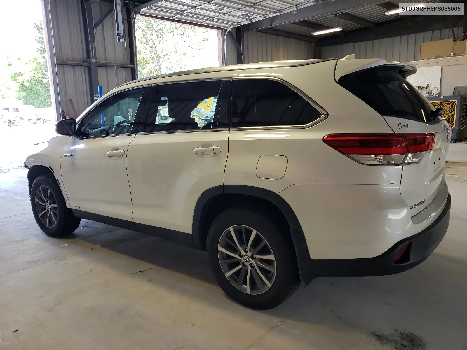 2019 Toyota Highlander Hybrid VIN: 5TDJGRFH8KS055006 Lot: 64148234