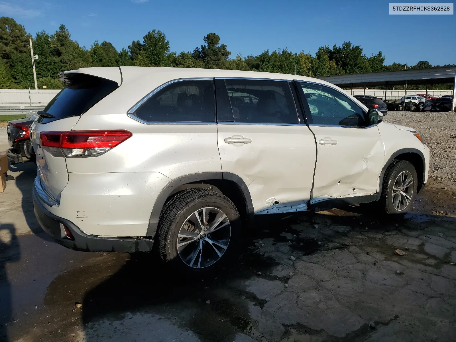 5TDZZRFH0KS362828 2019 Toyota Highlander Le