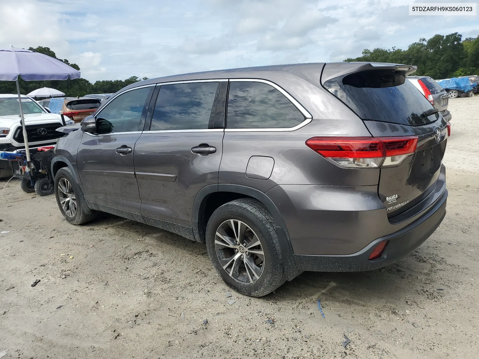 5TDZARFH9KS060123 2019 Toyota Highlander Le