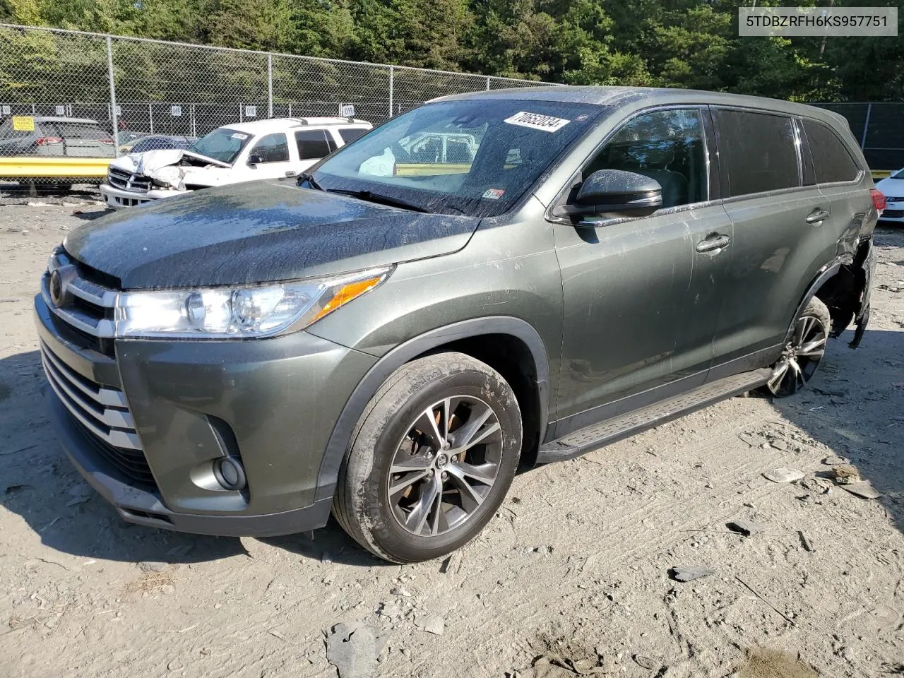 2019 Toyota Highlander Le VIN: 5TDBZRFH6KS957751 Lot: 70652034