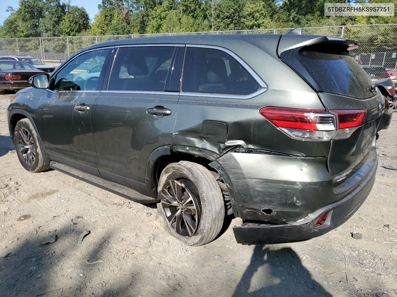 5TDBZRFH6KS957751 2019 Toyota Highlander Le