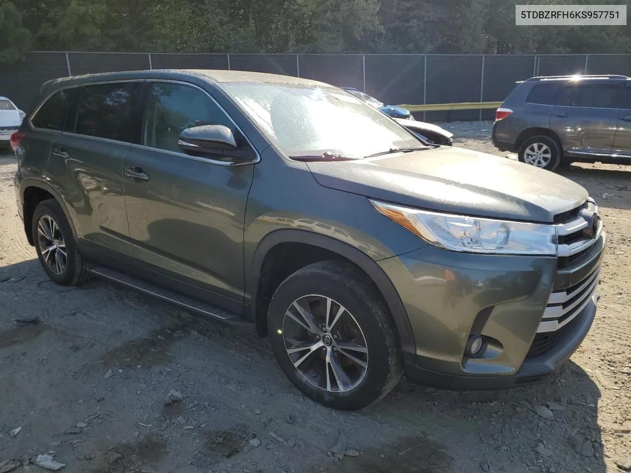 2019 Toyota Highlander Le VIN: 5TDBZRFH6KS957751 Lot: 70652034