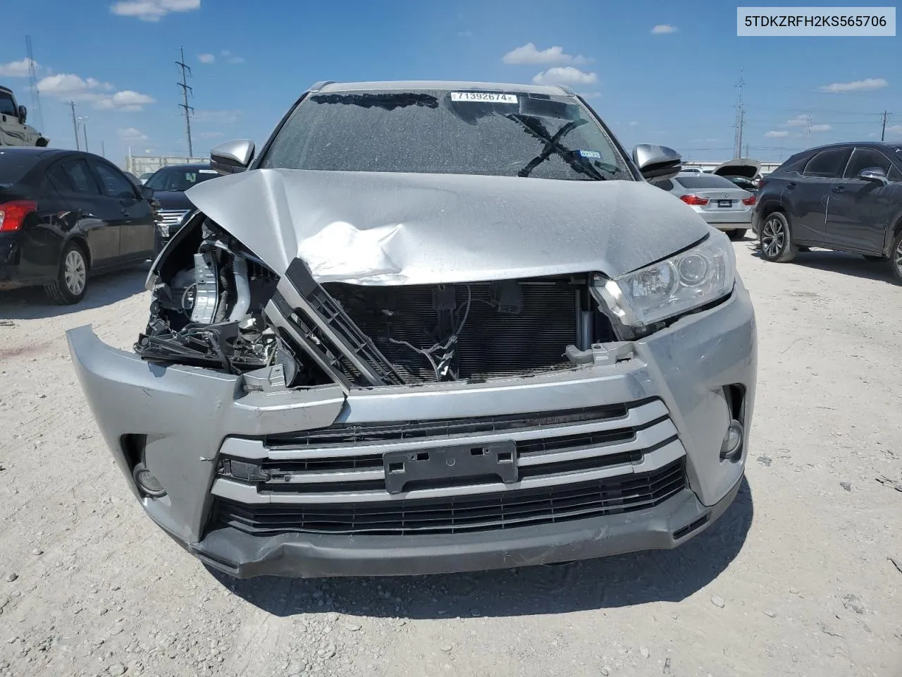 5TDKZRFH2KS565706 2019 Toyota Highlander Se