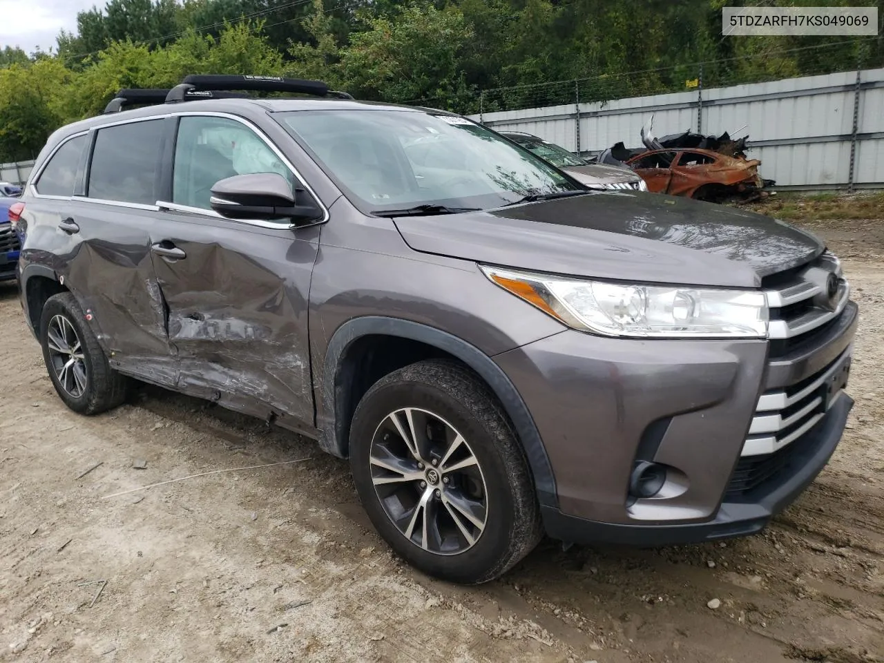 5TDZARFH7KS049069 2019 Toyota Highlander Le