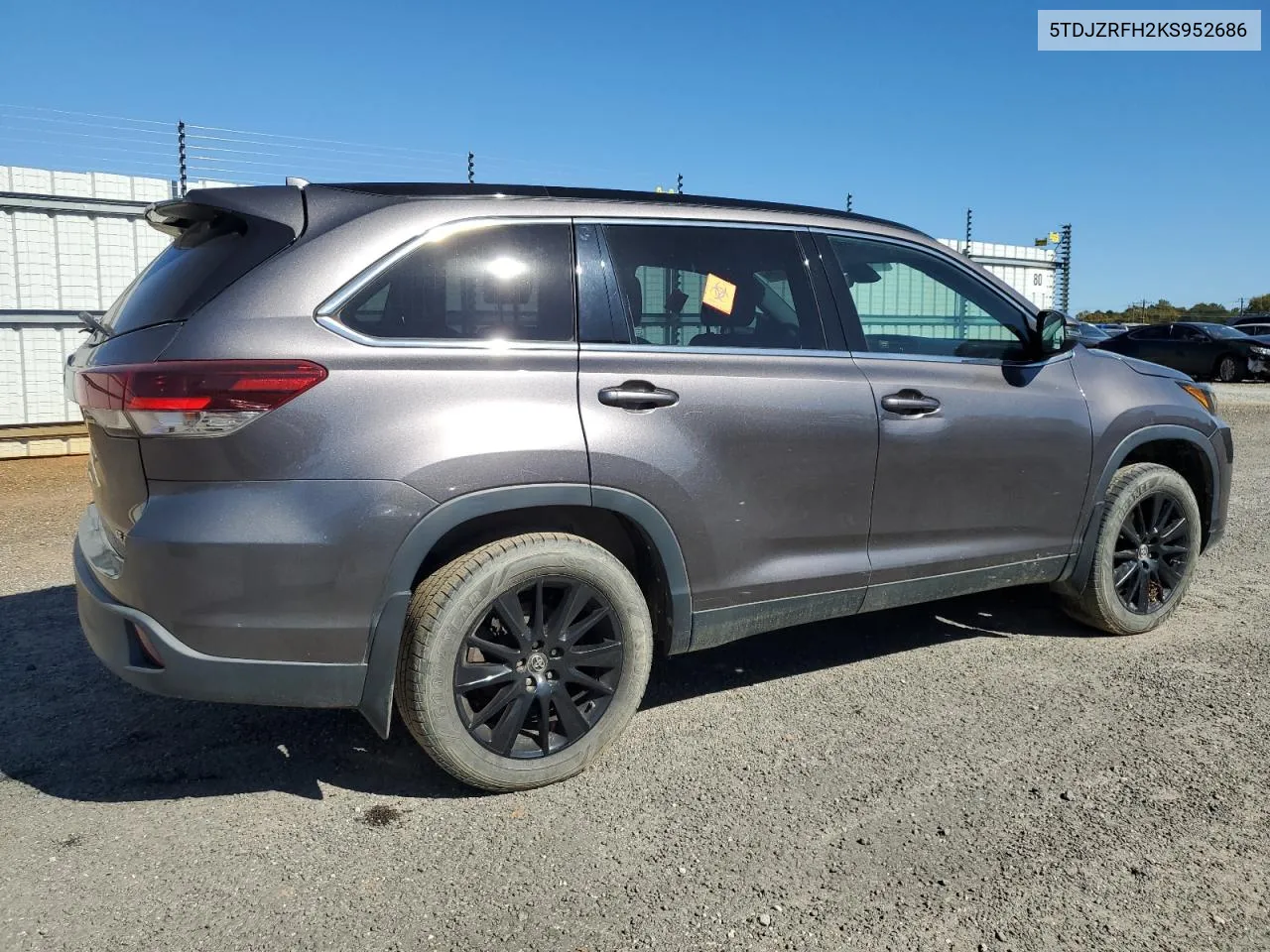 5TDJZRFH2KS952686 2019 Toyota Highlander Se