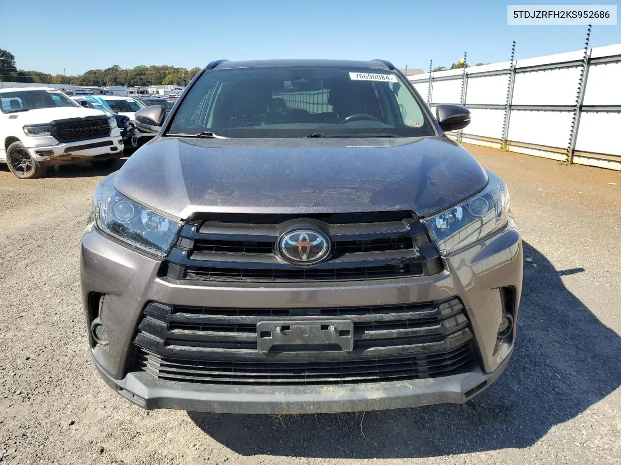 5TDJZRFH2KS952686 2019 Toyota Highlander Se