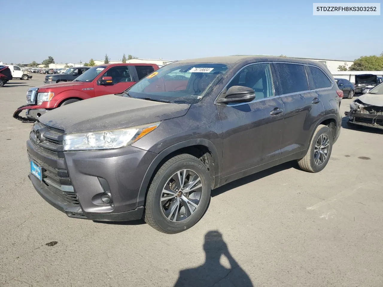 5TDZZRFH8KS303252 2019 Toyota Highlander Le