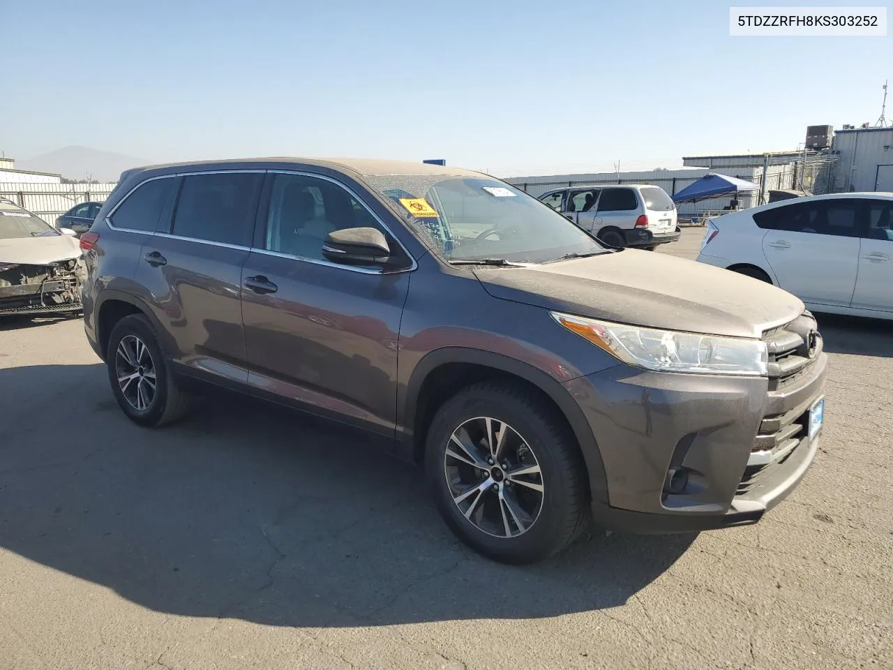 5TDZZRFH8KS303252 2019 Toyota Highlander Le