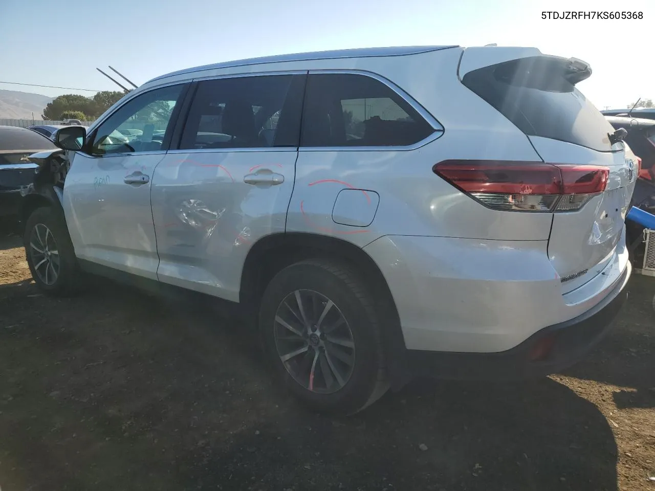 5TDJZRFH7KS605368 2019 Toyota Highlander Se