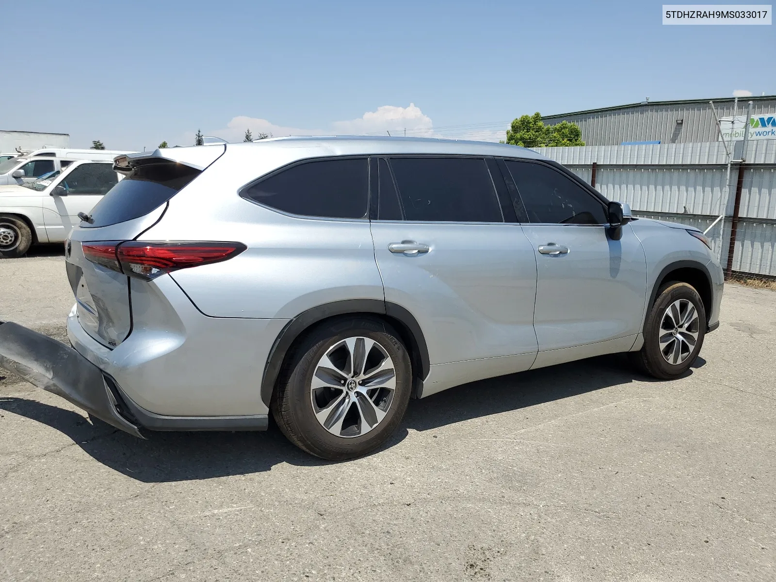 2021 Toyota Highlander Xle VIN: 5TDHZRAH9MS033017 Lot: 64673614