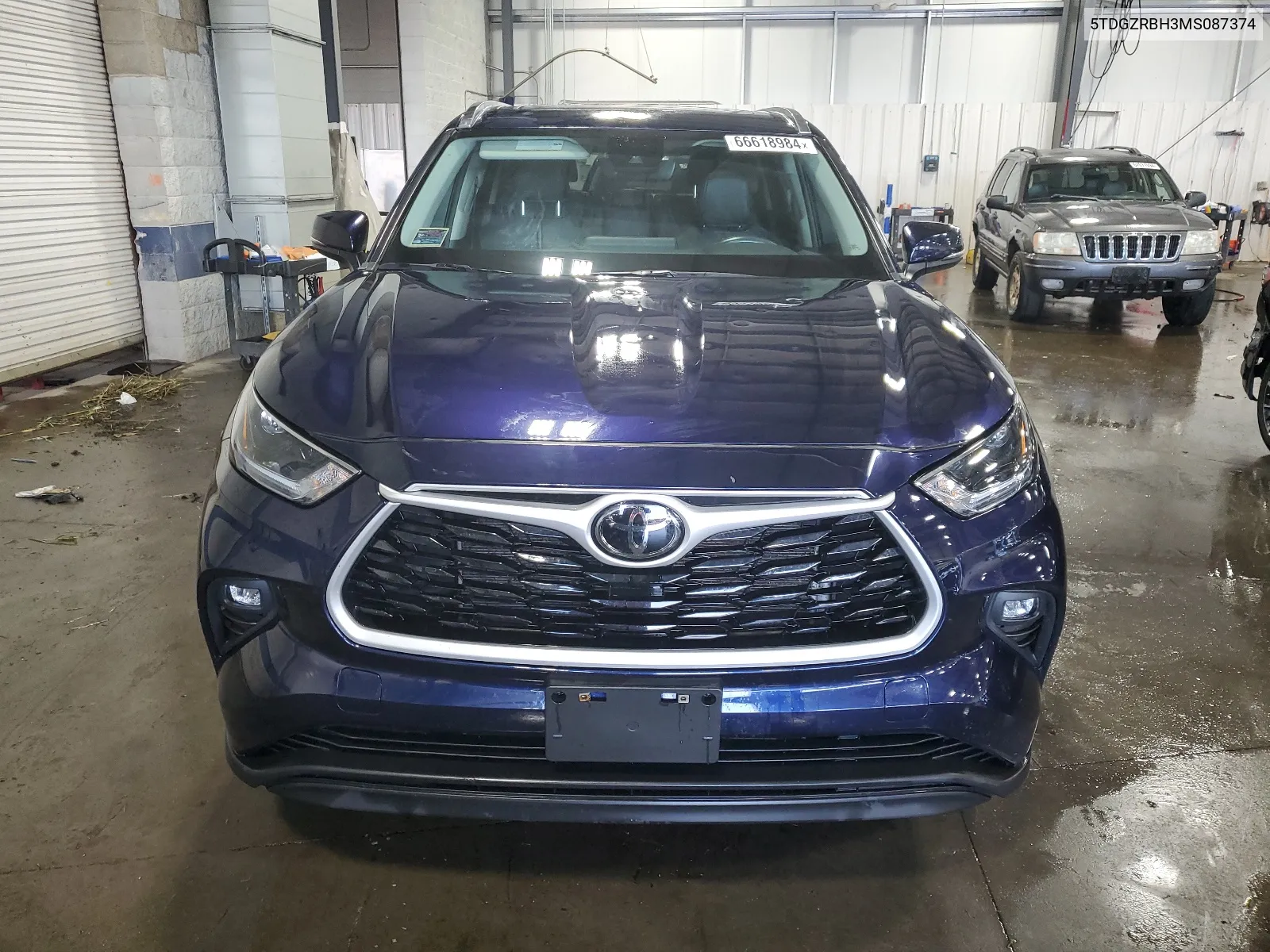 5TDGZRBH3MS087374 2021 Toyota Highlander Xle