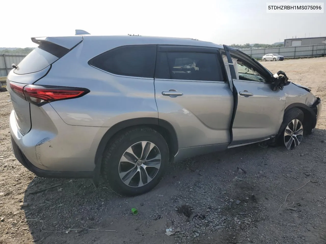 5TDHZRBH1MS075096 2021 Toyota Highlander Xle