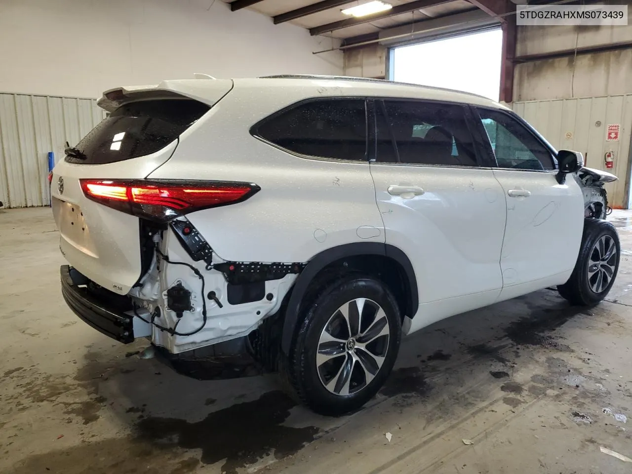 5TDGZRAHXMS073439 2021 Toyota Highlander Xle