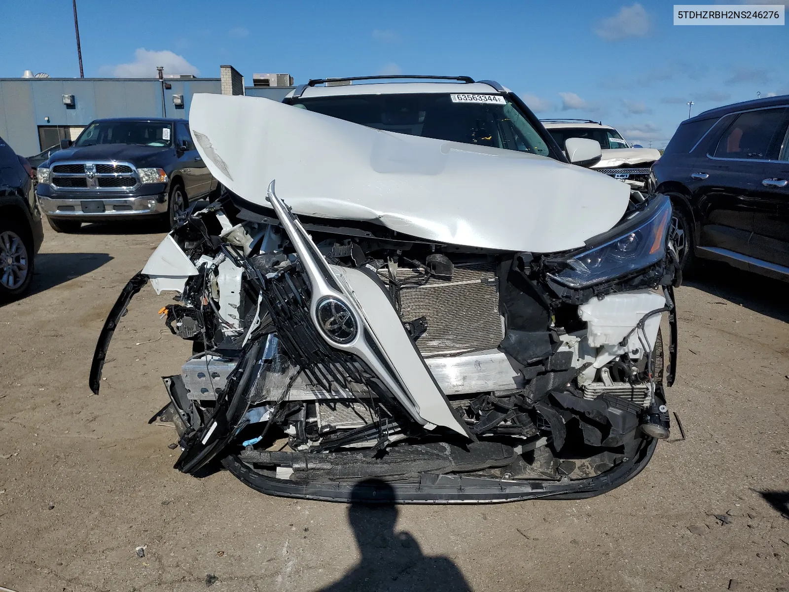 5TDHZRBH2NS246276 2022 Toyota Highlander Xle