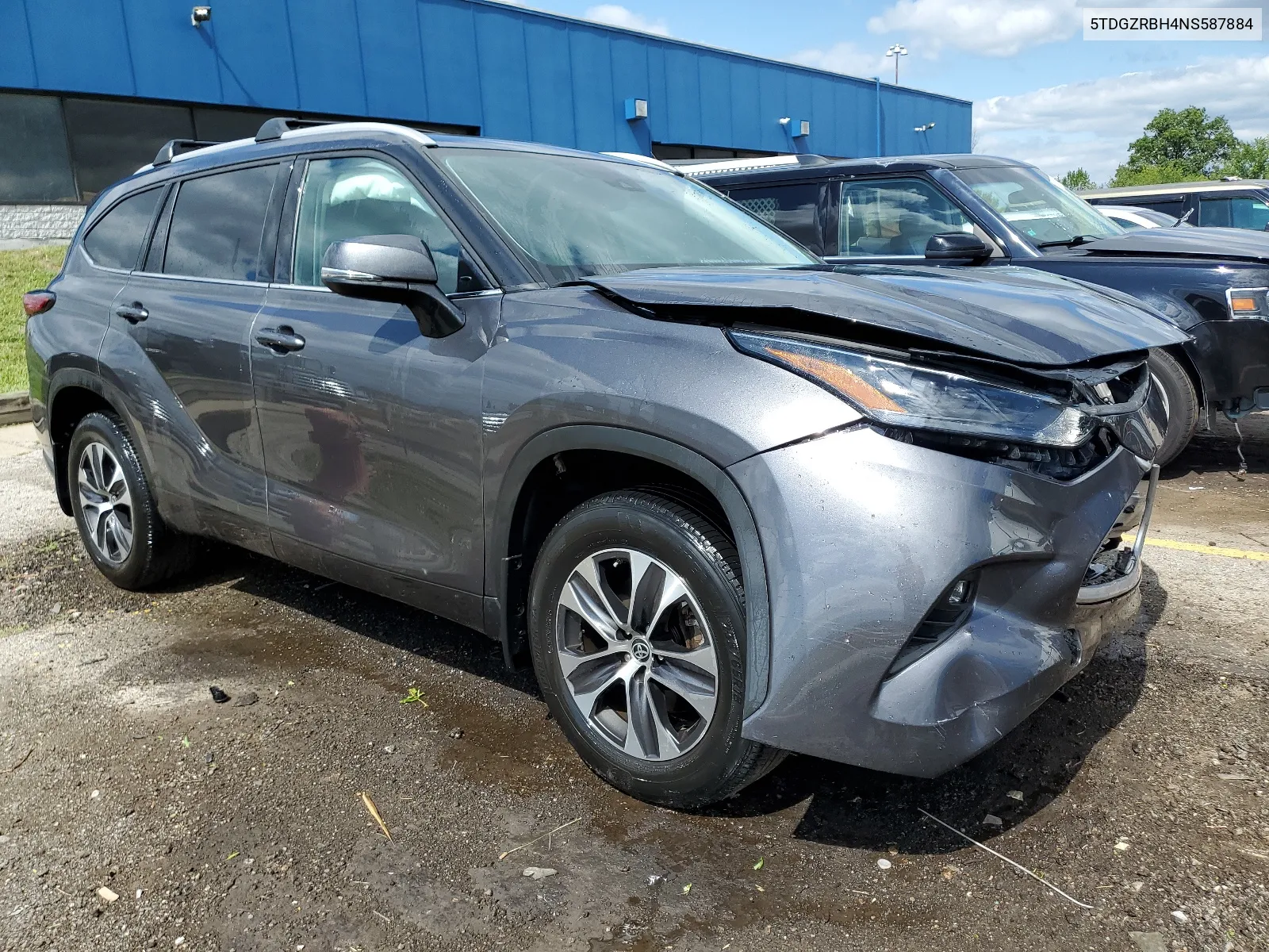 2022 Toyota Highlander Xle VIN: 5TDGZRBH4NS587884 Lot: 67884214