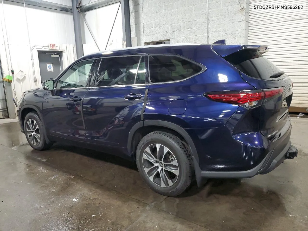 2022 Toyota Highlander Xle VIN: 5TDGZRBH4NS586282 Lot: 75997044